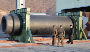 Ο Κιμ Γιονγκ Ουν παρακολούθησε δοκιμή εδάφους κινητήρα πυραύλου στερεού καυσίμου (φώτο)