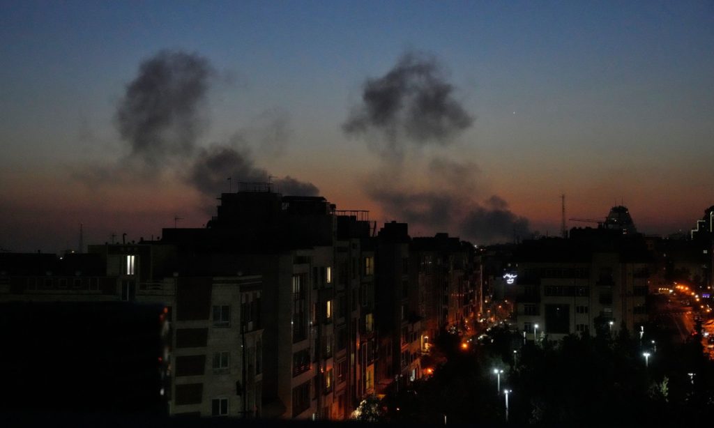 Ανηλεή πλήγματα ΗΠΑ και Ισραήλ σε μονάδες παραγωγής ηλεκτρικής ενέργειας του Ιράν – Στην τελική ευθεία για απόβαση