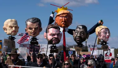 Χιλιάδες διαδηλώσεις κατά της πολιτικής Ν.Τραμπ στις ΗΠΑ – «Όχι Βασιλιάδες, Όχι ICE, Όχι Πόλεμος»