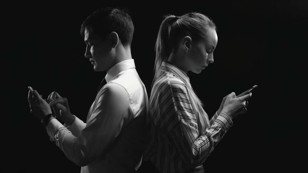 Τι παθαίνει ο εγκέφαλος όταν είσαι συνέχεια στο κινητό