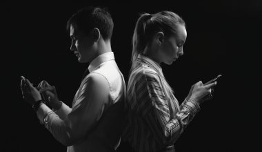 Τι παθαίνει ο εγκέφαλος όταν είσαι συνέχεια στο κινητό