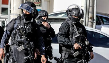 Μεγάλη αστυνομική επιχείρηση σε καταυλισμούς στις Αχαρνές και την Ελευσίνα για υποθέσεις ναρκωτικών και όπλων