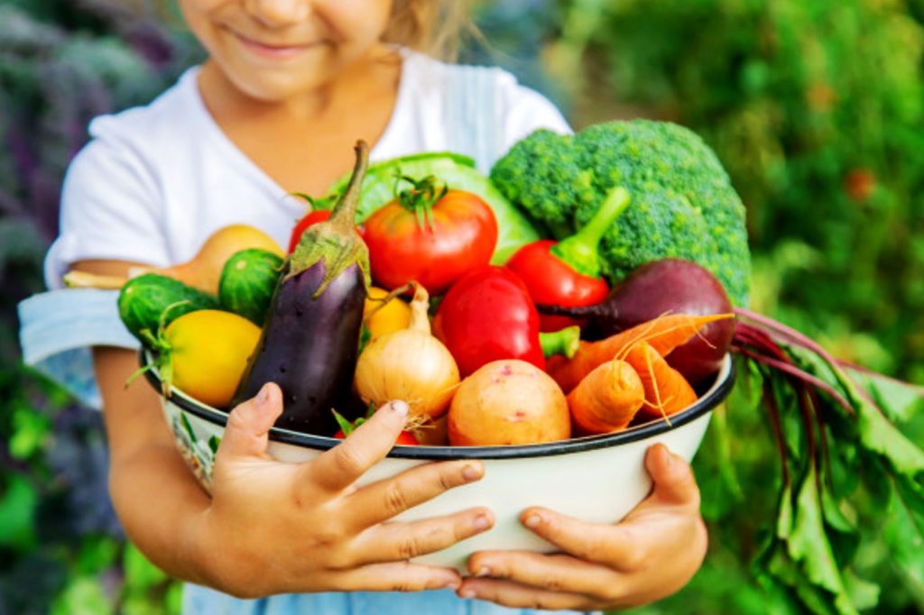 Τα 6 ιδανικά φρούτα και λαχανικά της άνοιξης για την υγεία των παιδιών