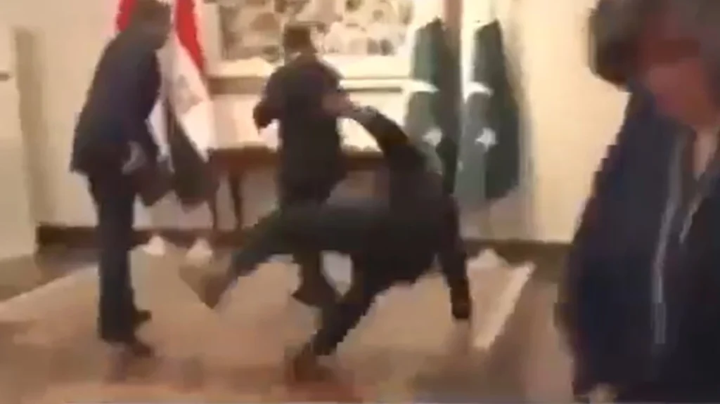 Bίντεο: H στιγμή που ο Πακιστανός ΥΠΕΞ γλιστρά και πέφτει στη συνάντηση των διαμεσολαβητών στο Ισλαμαμπάντ