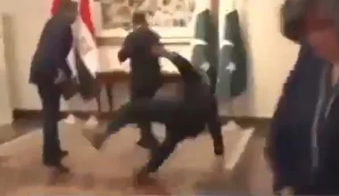 Bίντεο: H στιγμή που ο Πακιστανός ΥΠΕΞ γλιστρά και πέφτει στη συνάντηση των διαμεσολαβητών στο Ισλαμαμπάντ