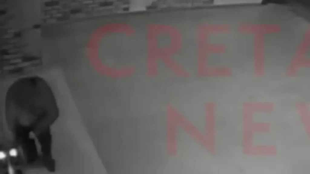 Βίντεο ντοκουμέντο: Η στιγμή που ο δράστης τοποθετεί αυτοσχέδιο εκρηκτικό μηχανισμό έξω από καφετέρια της Κρήτης