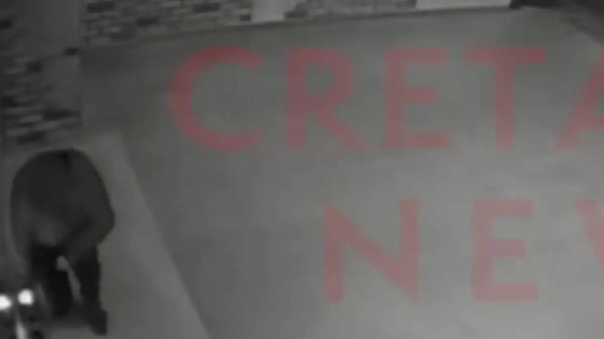 Βίντεο ντοκουμέντο: Η στιγμή που ο δράστης τοποθετεί αυτοσχέδιο εκρηκτικό μηχανισμό έξω από καφετέρια της Κρήτης