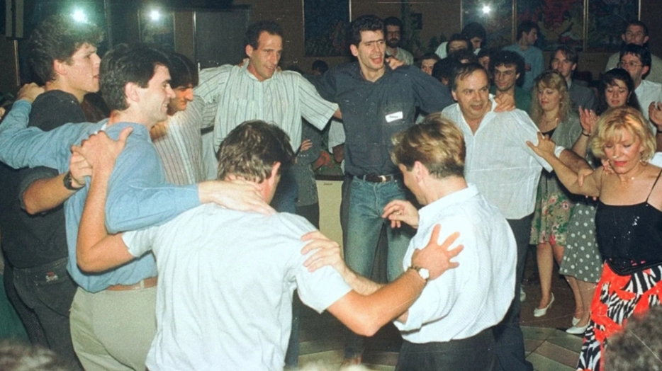 Μαρινέλλα: Όταν χόρευε στο γλέντι των παικτών της Εθνικής μετά τον ημιτελικό του Ευρωμπάσκετ του 1989 (φώτο)