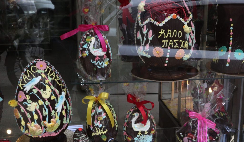 Ξεκινάει το εορταστικό ωράριο στα καταστήματα ενόψει Πάσχα – Ποια Κυριακή θα είναι ανοιχτά