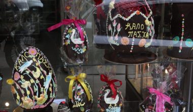 Ξεκινάει το εορταστικό ωράριο στα καταστήματα ενόψει Πάσχα – Ποια Κυριακή θα είναι ανοιχτά