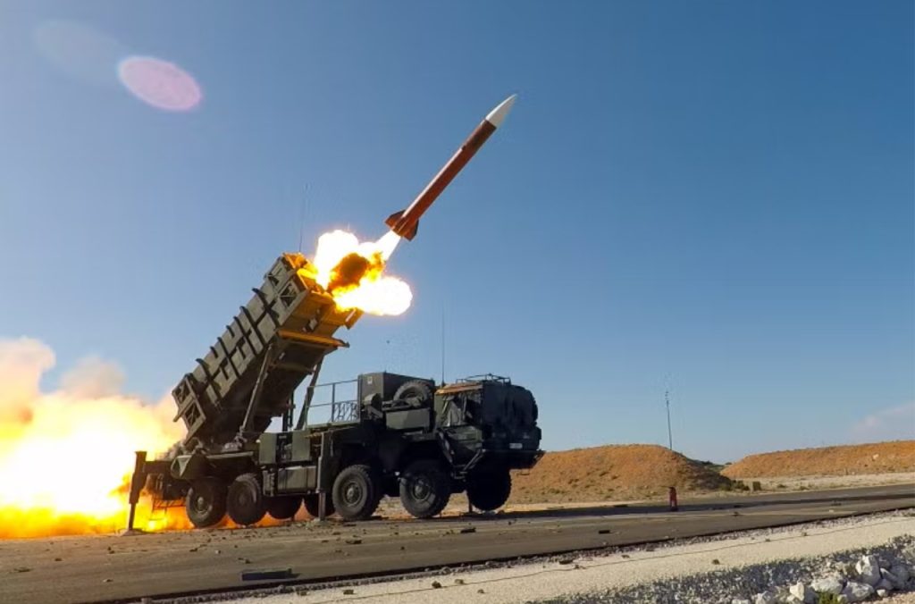 Το Ιράν εκτοξεύει χιλιάδες αερόφυλλα επάνω από τα ΗΑΕ για να προκαλεί εκτοξεύσεις MIM-104 Patriot (βίντεο)