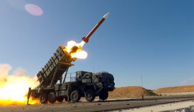 Το Ιράν εκτοξεύει χιλιάδες αερόφυλλα επάνω από τα ΗΑΕ για να προκαλεί εκτοξεύσεις MIM-104 Patriot (βίντεο)