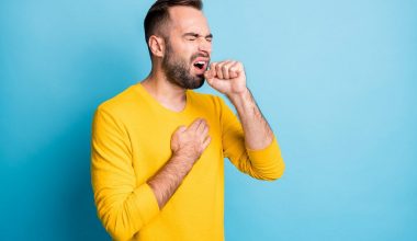 Πνιγμός από φαγητό ή ποτό: Δείτε τι πρέπει να κάνετε αν κατέβουν από την τραχεία αντί τον οισοφάγο