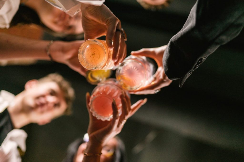 ΕΛ.ΑΣ: Δύο συλλήψεις στην Πάτρα για πώληση αλκοόλ σε 15χρονη