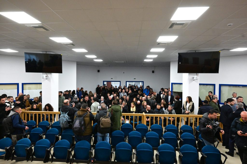 Δίκη Τεμπών: Πλήρης αναδιαμόρφωση της αίθουσας μετά τα προβλήματα της τελευταίας συνεδρίασης