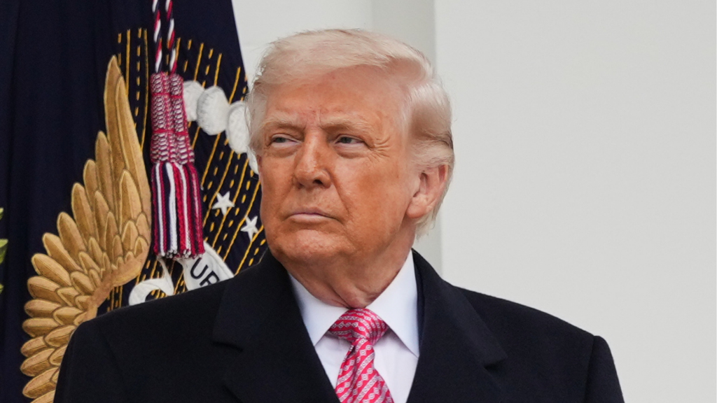 Επιμένει ο Ν.Τραμπ περί «νέου καθεστώτος» στο Ιράν με το οποίο «διαπραγματεύεται»