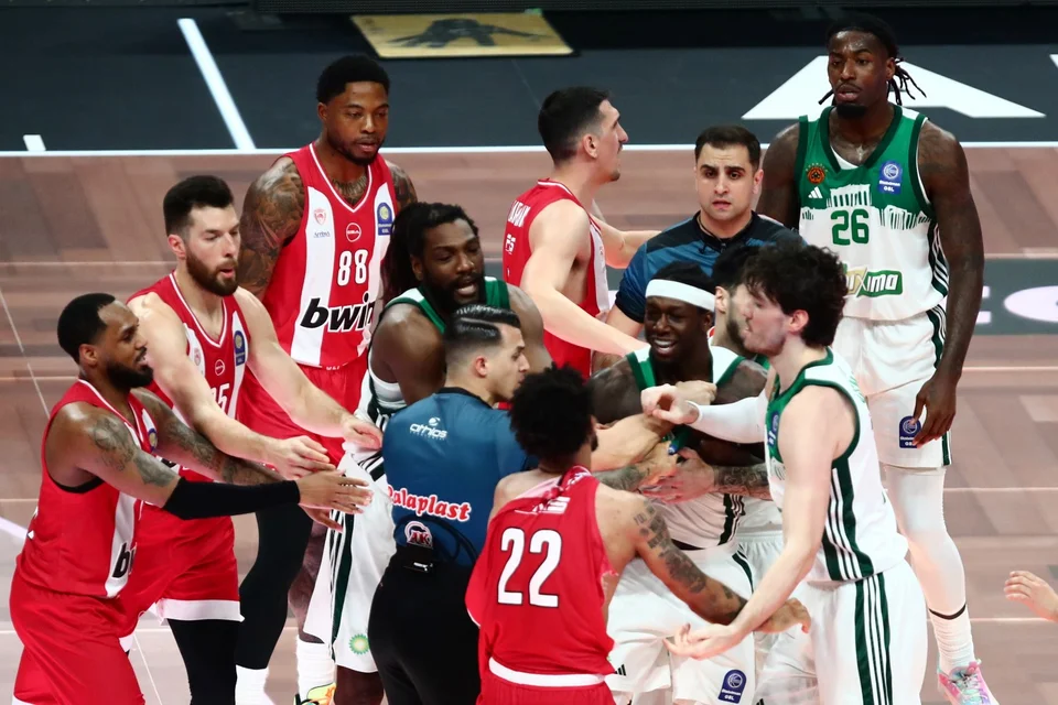 Παναθηναϊκός – Ολυμπιακός: Ένταση μεταξύ Κ.Ναν και Τ.Ντόρσεϊ – Με σκισμένη φανέλα το αστέρι του Ολυμπιακού (βίντεο)