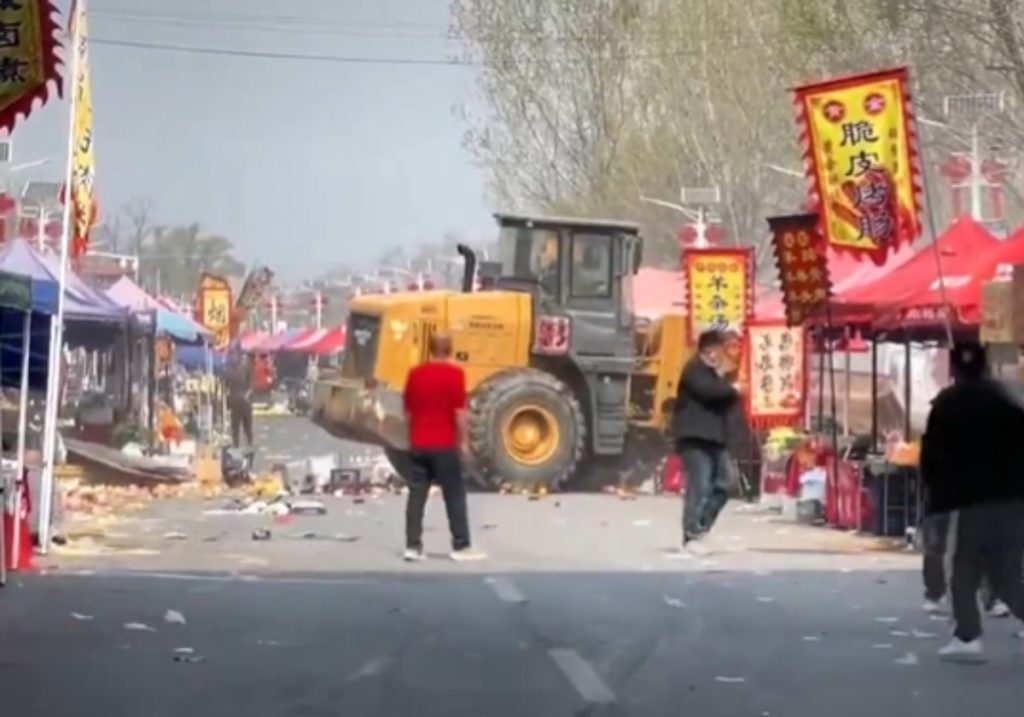 Πεκίνο: Μπουλντόζα «σκόρπισε» το θάνατο σε υπαίθρια αγορά – Πάνω από 13 οι νεκροί και πολλοί τραυματίες (βίντεο)