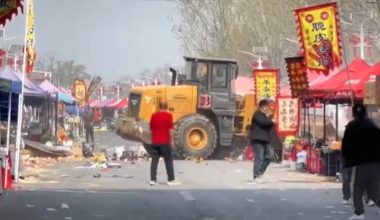 Πεκίνο: Μπουλντόζα «σκόρπισε» το θάνατο σε υπαίθρια αγορά – Πάνω από 13 οι νεκροί και πολλοί τραυματίες (βίντεο)