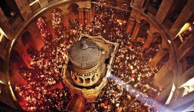 Τα επικρατέστερα σενάρια για την μεταφορά του Αγίου Φωτός από τον Πανάγιο Τάφο