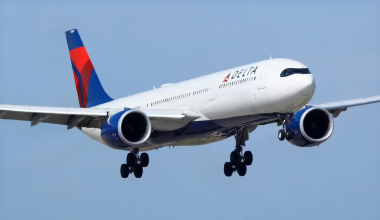 Βίντεο: Κινητήρας αεροσκάφους της Delta Airlines άρπαξε φωτιά λίγο μετά την απογείωση