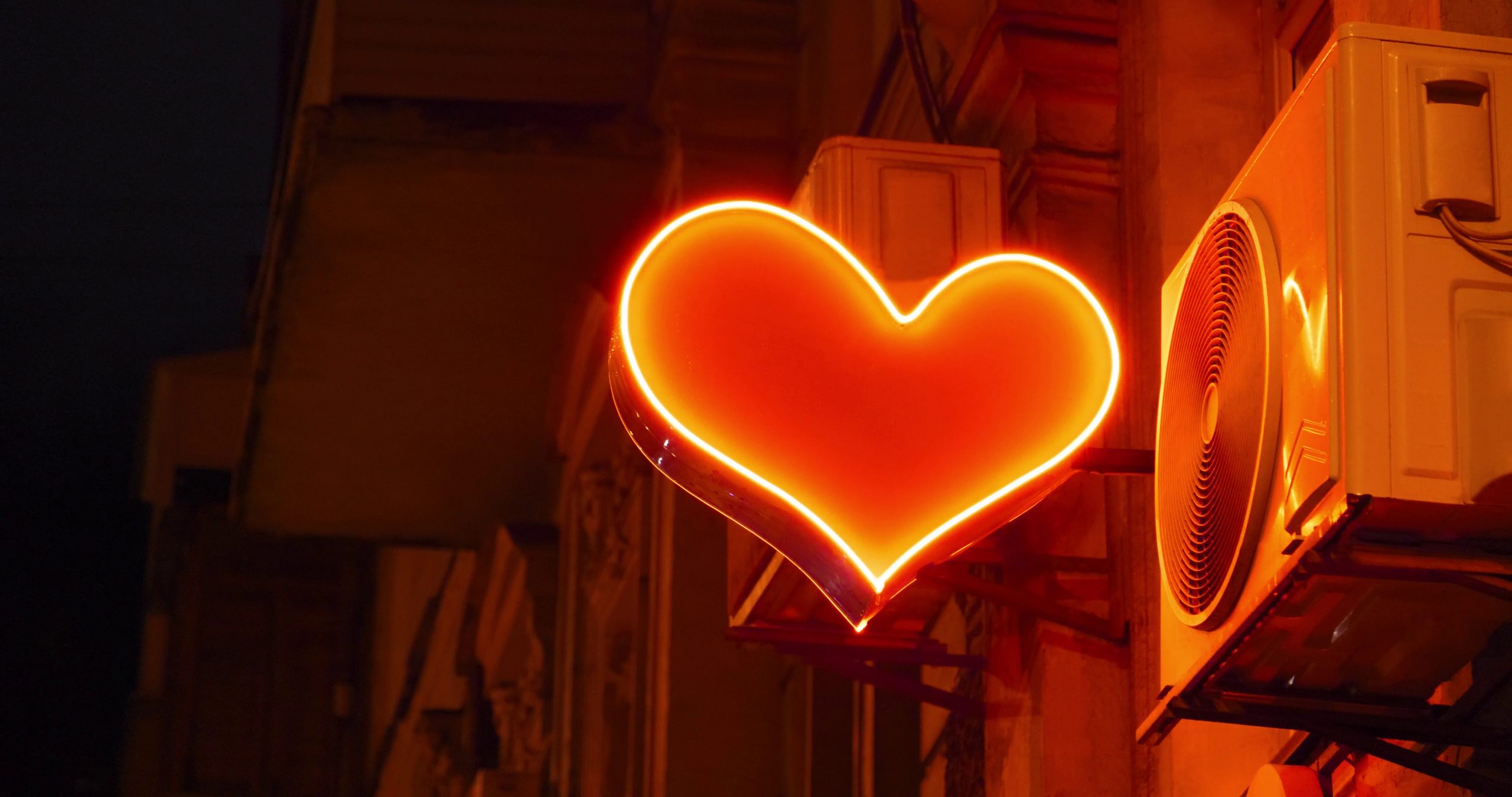 Πόσο κρατάει ο έρωτας σύμφωνα με την επιστήμη – Τι συμβαίνει στον εγκέφαλο όταν ερωτευόμαστε