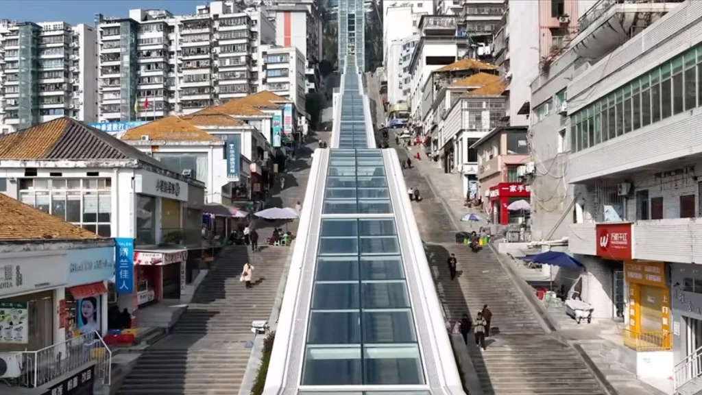 Κίνα: Αυτές είναι οι μεγαλύτερες κυλιόμενες σκάλες του κόσμου – Η ανάβαση μιας ώρας γίνεται σε μόλις 20 λεπτά