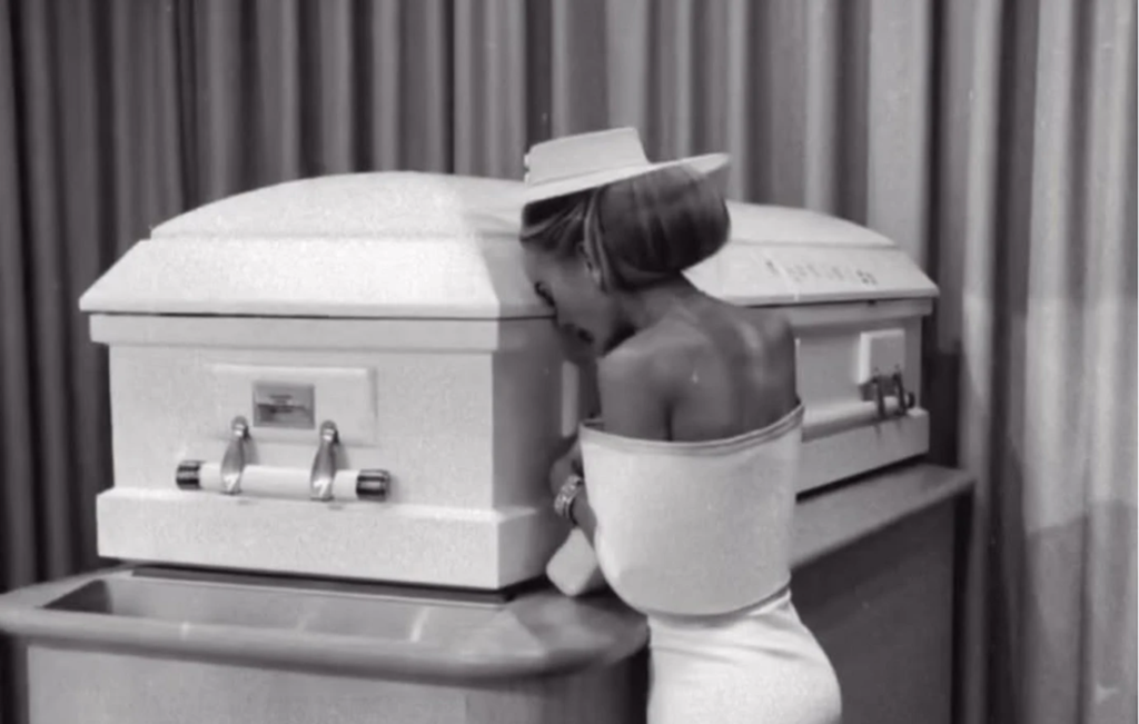 Σάλος στα social media: 32χρονη Ιnfluencer δημοσίευσε εικόνες από την κηδεία της 16χρονης κόρης της (φώτο)