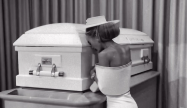 Σάλος στα social media: 32χρονη Ιnfluencer δημοσίευσε εικόνες από την κηδεία της 16χρονης κόρης της (φώτο)