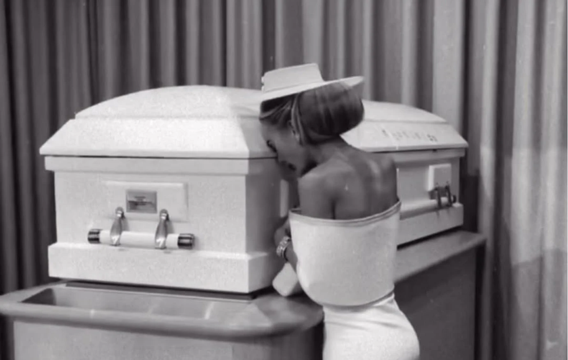 Σάλος στα social media: 32χρονη Ιnfluencer δημοσίευσε εικόνες από την κηδεία της 16χρονης κόρης της (φώτο)