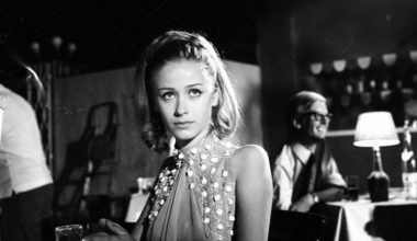 Νόρα Βαλσάμη: Σπάνια εμφάνισή της – Αδυνατισμένη και φανερά καταβεβλημένη στα 78 της