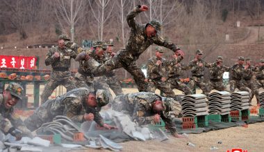 Βορειοκορεάτες στρατιώτες έσπασαν με το κεφάλι τους τσιμέντα: Tους κοίταζε περήφανος ο Κιμ Γιονγκ Ουν (βίντεο)