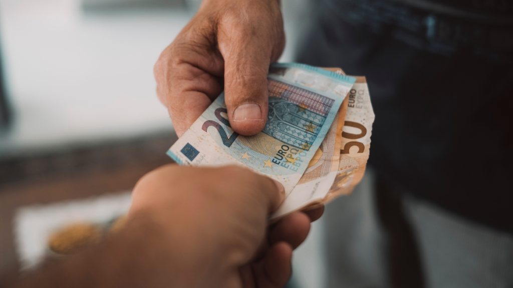 Ετοιμάζουν «χορηγίες» από εταιρίες προς ενίσχυση των πολιτών για να αντιμετωπιστεί η ακρίβεια που έρχεται!