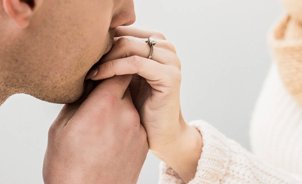 Ισπανία: Σεξουαλική επίθεση πλέον το χειροφίλημα χωρίς συναίνεση!