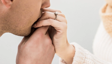 Ισπανία: Σεξουαλική επίθεση πλέον το χειροφίλημα χωρίς συναίνεση!