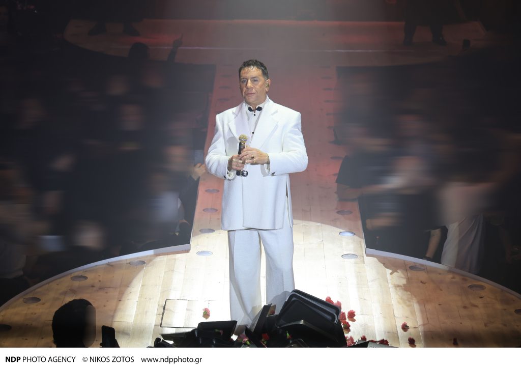 «Αυτό πρέπει να… πόνεσε»: Πανέρι με λουλούδια πέτυχε τον Γ.Μαζωνάκη εκεί που δεν έπρεπε (βίντεο)