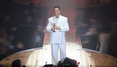 «Αυτό πρέπει να… πόνεσε»: Πανέρι με λουλούδια πέτυχε τον Γ.Μαζωνάκη εκεί που δεν έπρεπε (βίντεο)