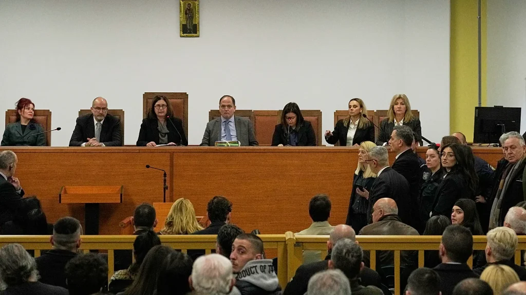 Εναλλάξ θα μπαίνουν στην αίθουσα στην δίκη των Τεμπών οι συγγενείς των θυμάτων!