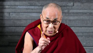 Δαλάι Λάμα: «Προσεύχομαι η βία και οι συγκρούσεις να τερματιστούν σύντομα» – Η προτροπή για ειρήνη