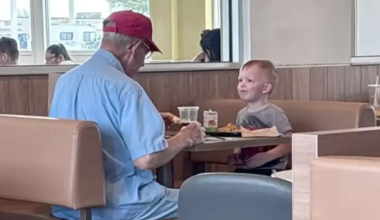 Το βίντεο που «ράγισε καρδιές»: 3χρονος στις ΗΠΑ πήγε να κάνει παρέα σε ηλικιωμένο που έτρωγε μόνος του