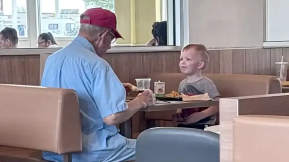 Το βίντεο που «ράγισε καρδιές»: 3χρονος στις ΗΠΑ πήγε να κάνει παρέα σε ηλικιωμένο που έτρωγε μόνος του
