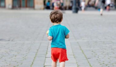 Θεσσαλονίκη: 4χρονο παιδί κυκλοφορούσε μόνο του στο δρόμο – Συνελήφθησαν οι αλλοδαποί γονείς του