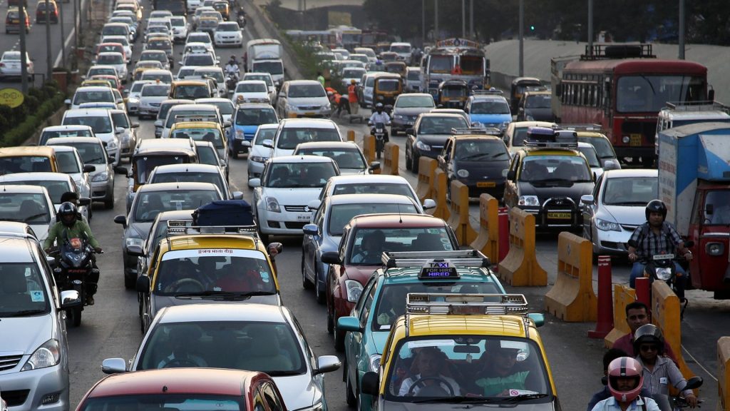 Ινδονησία: Με το δελτίο τα καύσιμα και τηλεργασία στο δημόσιο