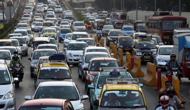 Ινδονησία: Με το δελτίο τα καύσιμα και τηλεργασία στο δημόσιο