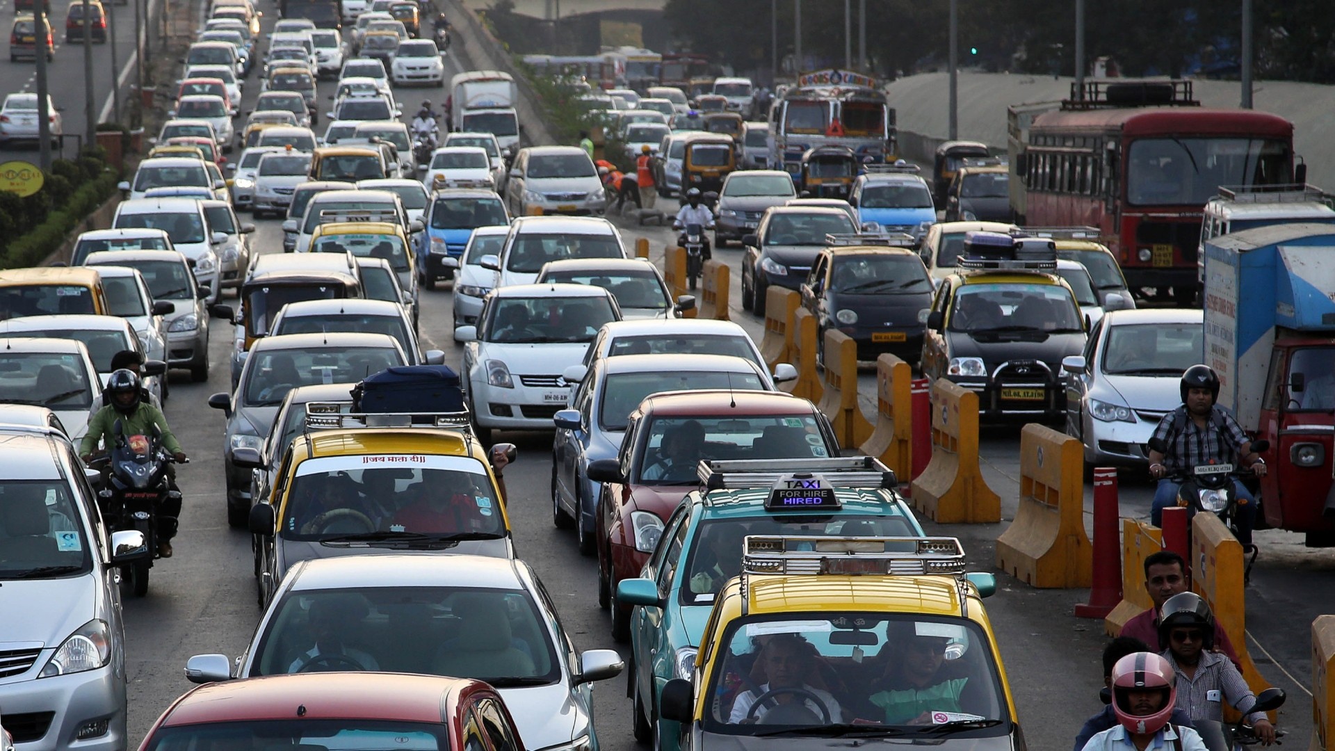 Ινδονησία: Με το δελτίο τα καύσιμα και τηλεργασία στο δημόσιο