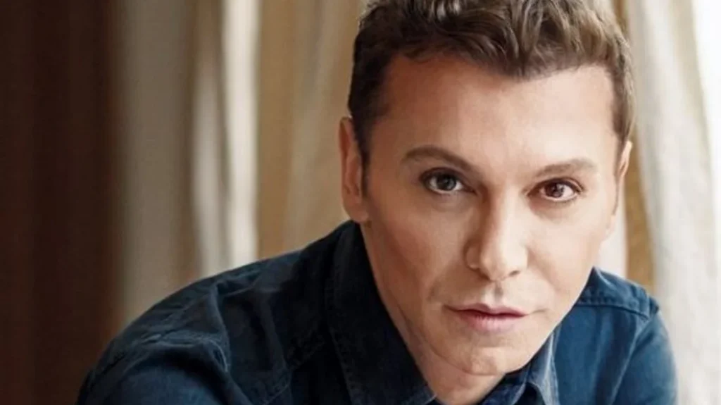 «Έσπασε» ο Τ.Ζαχαράτος: Η στιγμή που υποκλίνεται μπροστά από το φέρετρο της Μαρινέλλας (βίντεο)