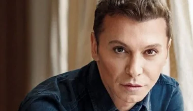 «Έσπασε» ο Τ.Ζαχαράτος: Η στιγμή που υποκλίνεται μπροστά από το φέρετρο της Μαρινέλλας (βίντεο)