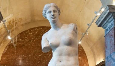 Αφροδίτη της Μήλου: Πότε «έχασε» τα χέρια της; – Το μυστήριο γύρω από τον ακρωτηριασμό του αγάλματος