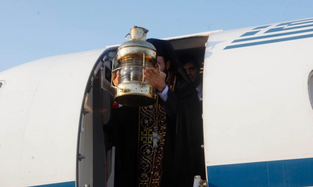 Πώς θα έρθει το Άγιο Φως στην Ελλάδα: Η αποστολή δεν θα πραγματοποιήσει καμία τελετή – Παραλαμβάνει & φεύγει άμεσα