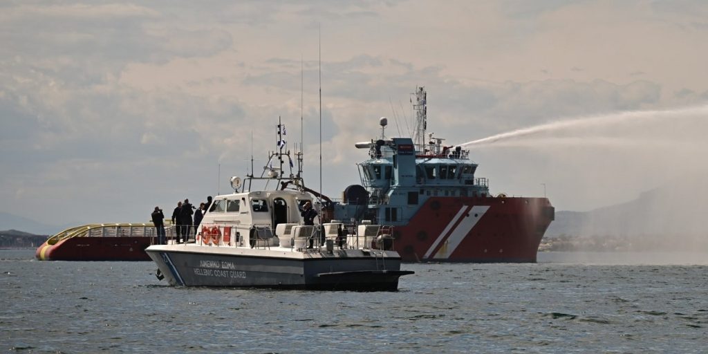 Ελευσίνα: Το Λιμενικό Σώμα πραγματοποίησε άσκηση ετοιμότητας σε περίπτωση πλήγματος σε δεξαμενόπλοιο (φώτο)